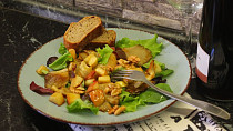 Salát babího léta s hlívou a jablečnými kostičkami