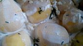 Smetanové brambory pečené s kuřecími stehýnky