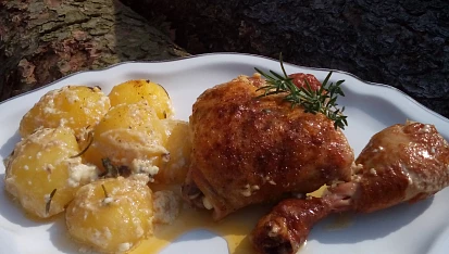 Smetanové brambory pečené s kuřecími stehýnky