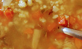 Strouhání do polévky vyrobené v sekáčku (čopru) (Hovězí polévka s čerstvě \"usekaným\" strouháním)