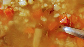 Strouhání do polévky vyrobené v sekáčku (čopru), Hovězí polévka s čerstvě \"usekaným\" strouháním