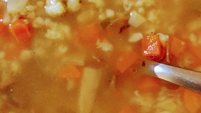 Strouhání do polévky vyrobené v sekáčku (čopru), Hovězí polévka s čerstvě \"usekaným\" strouháním