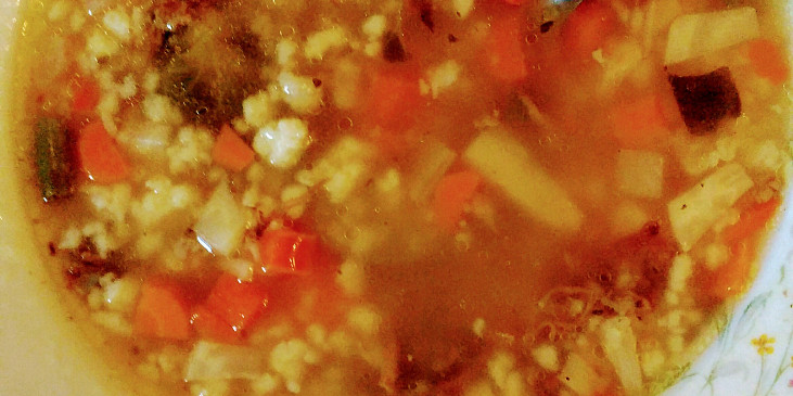 Strouhání do polévky vyrobené v sekáčku (čopru) (Hovězí polévka se strouháním ze sekáčku)