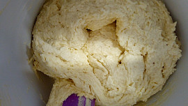 Švestkový koláč v dortové formě