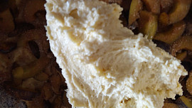 Švestkový koláč v dortové formě