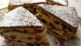 Švestkový koláč v dortové formě