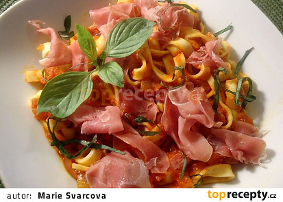 Tagliatelle s cibulovo-rajčatovou omáčkou a prosciuttem