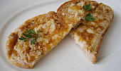 Vepřová plec na medové hořčici (Čerstvý chleba namazaný ztuhlým sosem z pekáče :-))