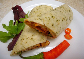 Wrap tortilla s zeleninovo-kuřecí směsí