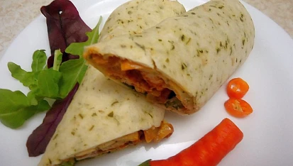 Wrap tortilla s zeleninovo-kuřecí směsí