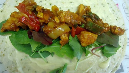Wrap tortilla s zeleninovo-kuřecí směsí