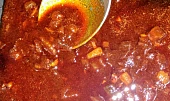 Zelný list po maďarsku (Sarma po maďarsku), Na slanině osmahnutá cibule a přidaná paprika