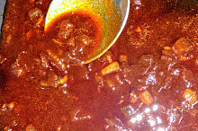Na slanině osmahnutá cibule a přidaná paprika