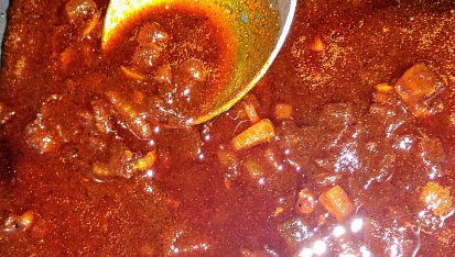Zelný list po maďarsku (Sarma po maďarsku), Na slanině osmahnutá cibule a přidaná paprika