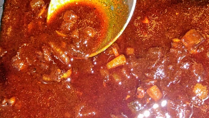 Zelný list po maďarsku (Sarma po maďarsku), Na slanině osmahnutá cibule a přidaná paprika