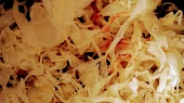 Zelný list po maďarsku (Sarma po maďarsku), Na základ přidáme polovinu kysaného zelí