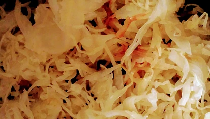 Zelný list po maďarsku (Sarma po maďarsku), Na základ přidáme polovinu kysaného zelí