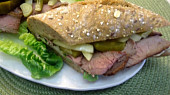 Hovězí "à la pastrami " do baget a skvělé okurkové řezy