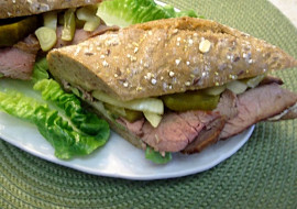 Hovězí "à la pastrami " do baget a skvělé okurkové řezy