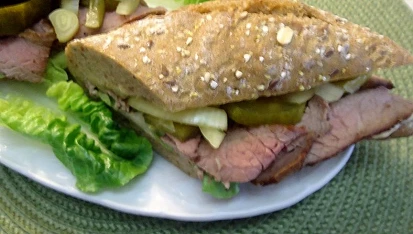 Hovězí "à la pastrami " do baget a skvělé okurkové řezy
