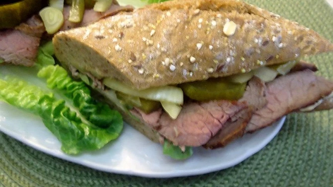 Hovězí "à la pastrami " do baget a skvělé okurkové řezy