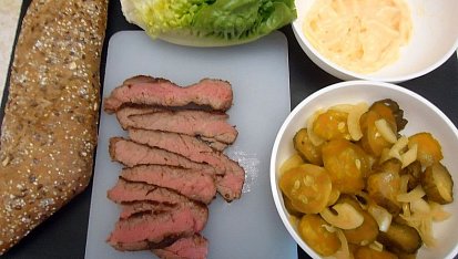 Hovězí "à la pastrami " do baget a skvělé okurkové řezy