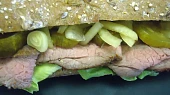Hovězí "à la pastrami " do baget a skvělé okurkové řezy