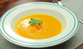 Hřejivá batátovo-mrkvová polévka se zázvorem a pomerančem