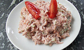 Jednoduchá a rychlá šunková či salámová pomazánka ze tří surovin, nastrouhaná šunka (salám) + nastrouhaná okurka + majonéza