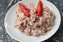 nastrouhaná šunka (salám) + nastrouhaná okurka + majonéza