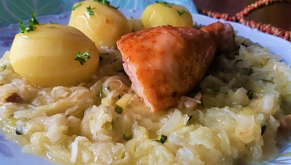 Kedlubnovo-cuketové zelí s uzenými stehny