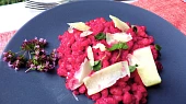 Kroupy s omáčkou z červené řepy a parmezánem