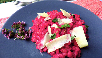 Kroupy s omáčkou z červené řepy a parmezánem