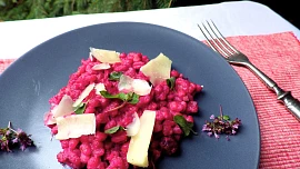 Kroupy s omáčkou z červené řepy a parmezánem