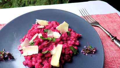 Kroupy s omáčkou z červené řepy a parmezánem