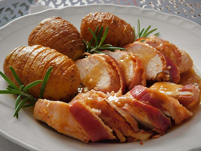 Kuřecí prsa pečená s bramborami na soli