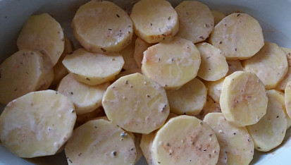 Kuřecí řízky dopékané na bramborách