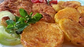 Kuřecí řízky dopékané na bramborách