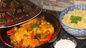 Kuřecí tajine s lilkem, cizrnou a meruňkami