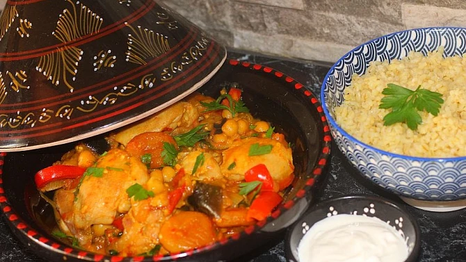 Kuřecí tajine s lilkem, cizrnou a meruňkami