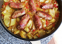 Mleté maso zabalené ve slanině s bramborami na pórku a paprice