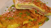 Vaječná omeleta plněná šunkou a sýrem Brie