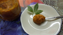 Pasta z kozích rohů na topinky, maso a dochucení jídla