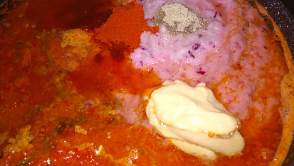Pasta z kozích rohů na topinky, maso a dochucení jídla