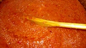Pasta z kozích rohů na topinky, maso a dochucení jídla