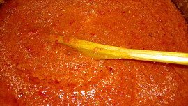 Pasta z kozích rohů na topinky, maso a dochucení jídla