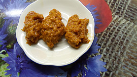 Pasta z kozích rohů na topinky, maso a dochucení jídla