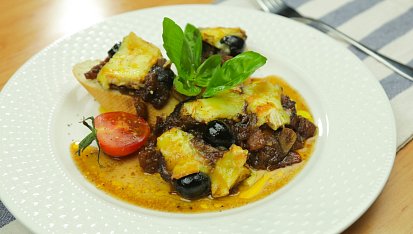 Rajčatová marmeláda zapečená s olivami a sýrem