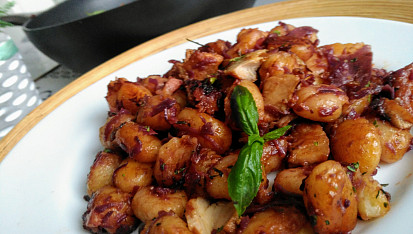 Restované gnocchi s červeným zelím a bůčkem (aneb "CDD")