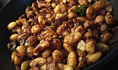 Restované gnocchi s červeným zelím a bůčkem (aneb "CDD")